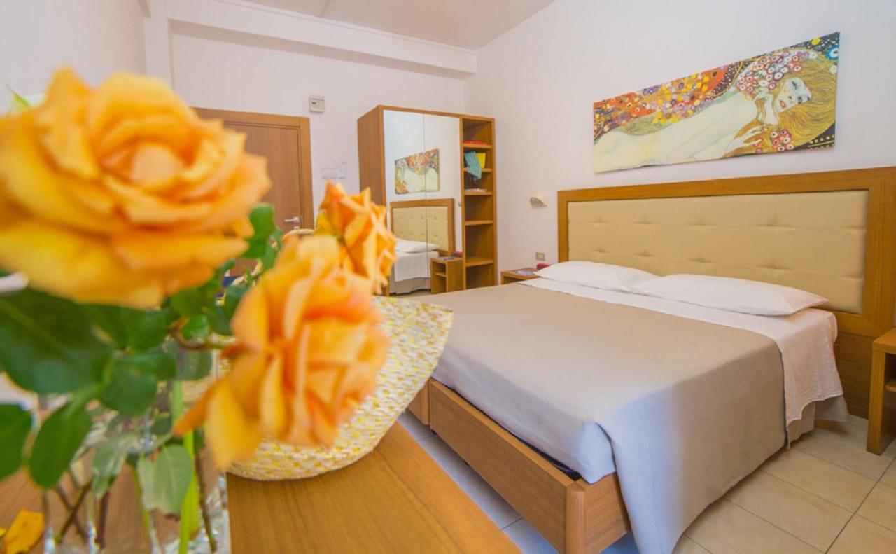 Mediterraneo Hotel&Suites Cattolica Exterior foto